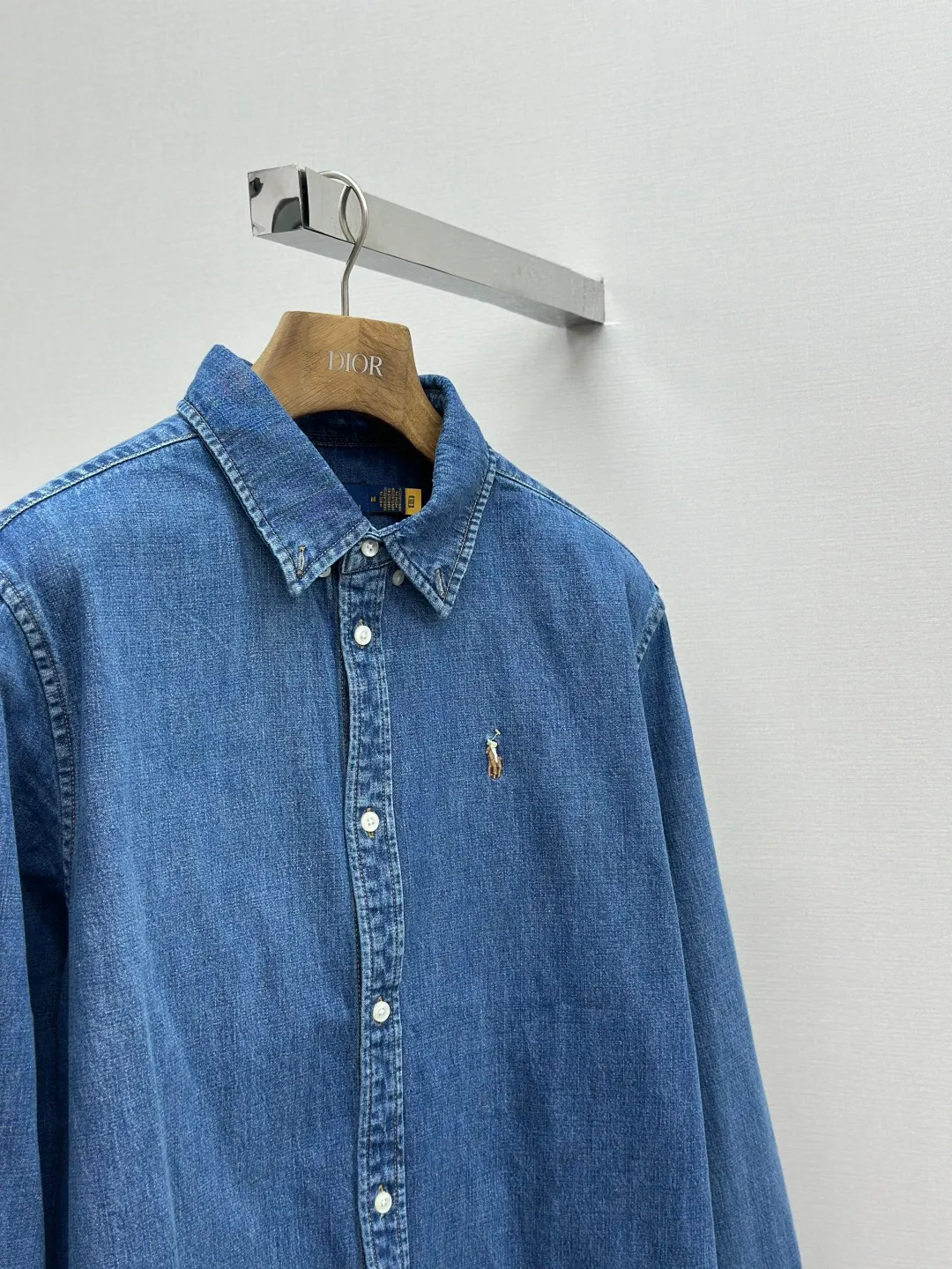 P450 Ralph Lauren colorful pony embroidered denim shirt. Original purchase and development for 1,790. The fabric is made of custom-made thick-weave twill ring yarn denim. Soft and silky, comfortable and close to the skin. Mist indigo. A denim poem dyed with time. The exquisite colorful pony logo on the left chest jumps into indigo. It is highly recognizable. It has an atmosphere of freedom and vitality. Pure and agile color symphony. Deconstructed poetics of peak collar and placket. Create a lazy French atmosphere, even walking with a designed sense of calmness, using imported machine embroidery technology, using advanced computer control systems and precision mechanical components to achieve colorful pony embroidery operations with high precision, smooth and delicate lines, using multiple horse + sand scrubbing and using high-pressure spray guns to rub specific parts to achieve a local gradient effect, and then use frosting technology to create a unique texture pattern. The workmanship is extremely complex and time-consuming, using the washing and frying process. It is preferred to choose a special desizing agent, and then the fabric is soaked in it to be evenly sized. After desizing, it is finally rinsed. The workmanship is extremely complicated and the loss is high. Size:S-M-L-XL